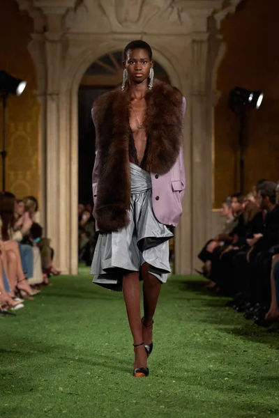 Look 15